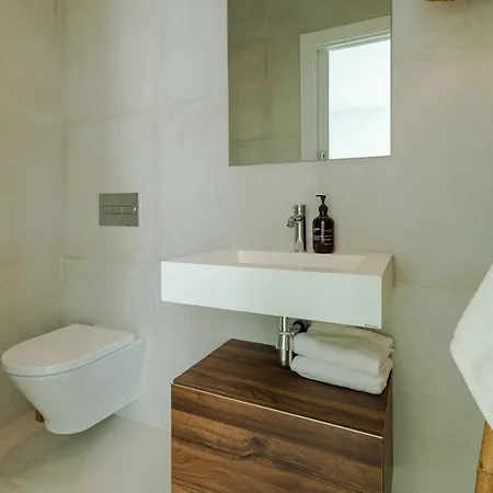 Дом отдыха Unique & Luxurious With Heated Pool, Gym & C *
