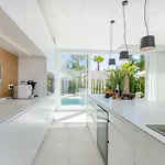 Unique & Luxurious With Heated Pool, Gym & C 펜션
