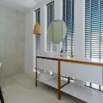 Unique & Luxurious With Heated Pool, Gym & C 펜션