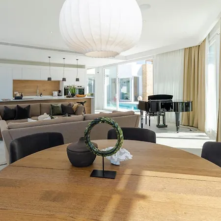Holiday home Unique & Luxurious With Heated Pool, Gym & C *