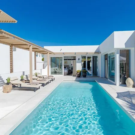 Unique & Luxurious With Heated Pool, Gym & C