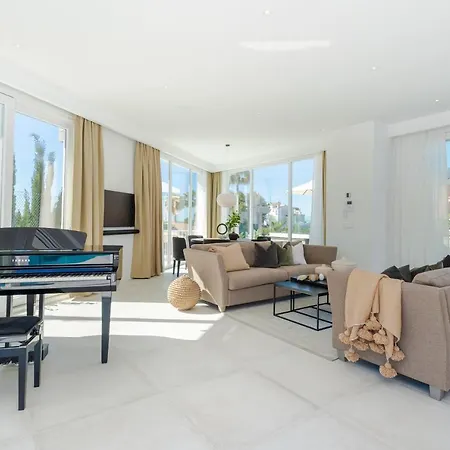 Unique & Luxurious With Heated Pool, Gym & C
