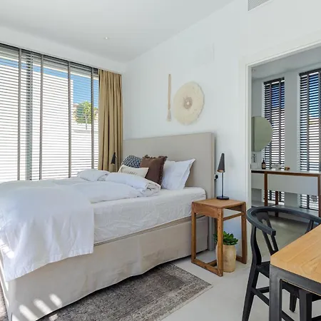 Unique & Luxurious With Heated Pool, Gym & C