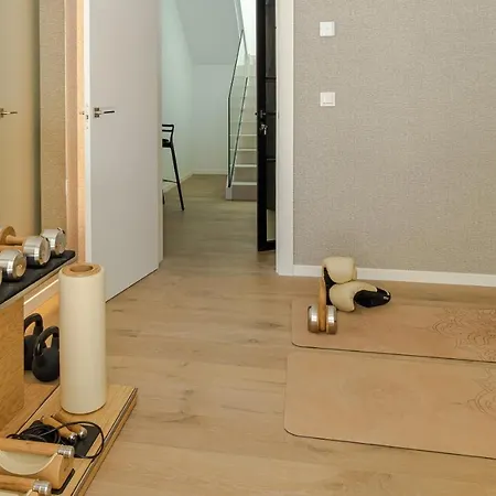 Unique & Luxurious With Heated Pool, Gym & C Holiday home