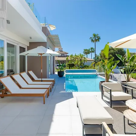 Holiday home Unique & Luxurious With Heated Pool, Gym & C