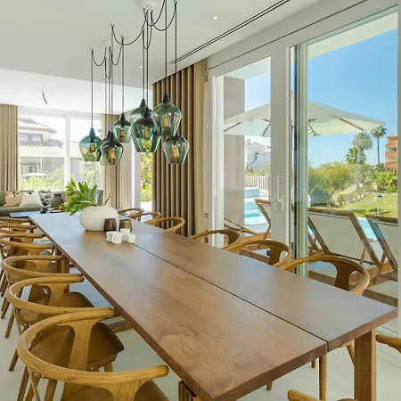Unique & Luxurious With Heated Pool, Gym & C Holiday home *