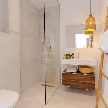 Unique & Luxurious With Heated Pool, Gym & C