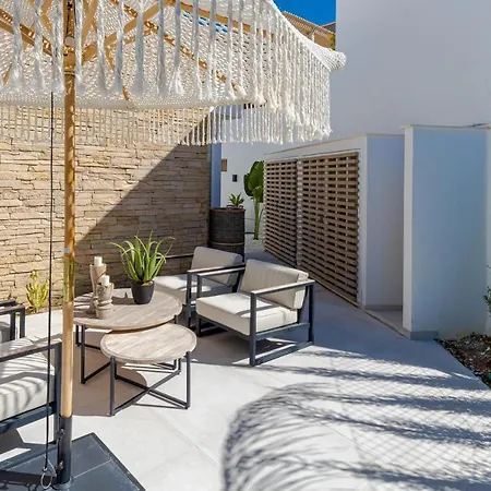 Unique & Luxurious With Heated Pool, Gym & C