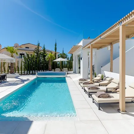 Unique & Luxurious With Heated Pool, Gym & C Holiday home Malaga